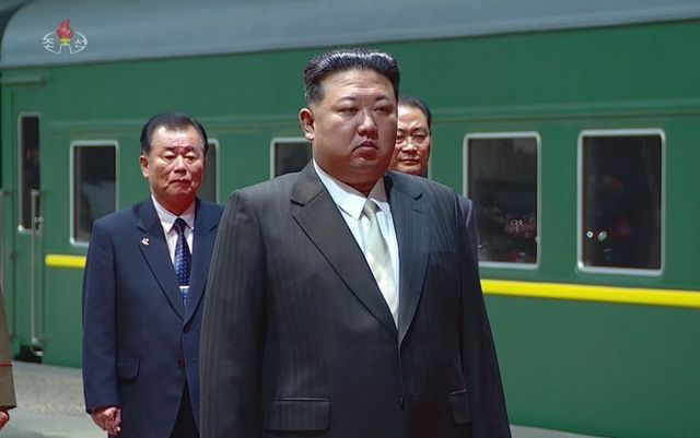 러시아 방문 일정을 마친 김정은 국무위원장이 지난 19일 평양에 도착해 이동하고 있다.(조선중앙TV 캡쳐) ⓒ뉴시스