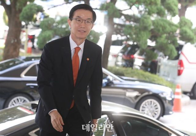 방문규 산업통상자원부 장관이 지난 22일 오전 서울 종로구 정부서울청사에 출근하는 모습.ⓒ뉴시스