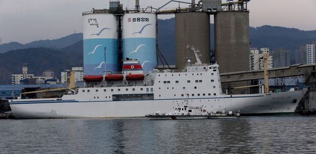 지난 2018년 2월 동해해양경찰서 경비정 한 척이 강원 동해시 묵호항에서 귀환길에 오른 만경봉 92호(9700t)를 호위하는 모습(자료사진) ⓒ뉴시스