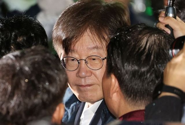 이재명 더불어민주당 대표가 27일유창훈 서울중앙지법 영장전담 부장판사의 구속영장 기각 후 경기 의왕시 서울구치소를 나서고 있다. ⓒ뉴시스