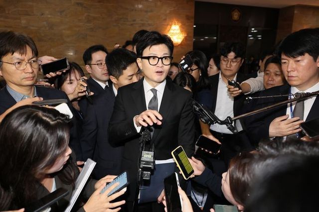 한동훈 법무부 장관이 지난 21일 더불어민주당 이재명 대표에 대한 체포동의안이 가결된 뒤 국회 본회의장을 나서며 취재진의 질문에 답하고 있다.ⓒ연합뉴스