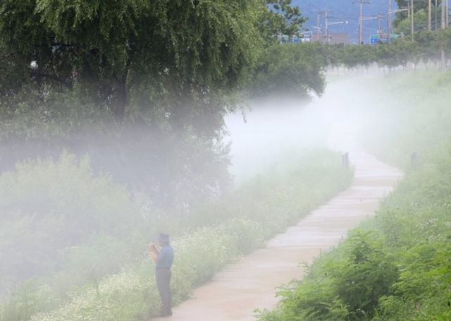 추석 연휴 첫날인 28일은 아침까지 가끔 비가 오고 흐리다가 오후부터 점차 맑아지겠다.ⓒ연합뉴스