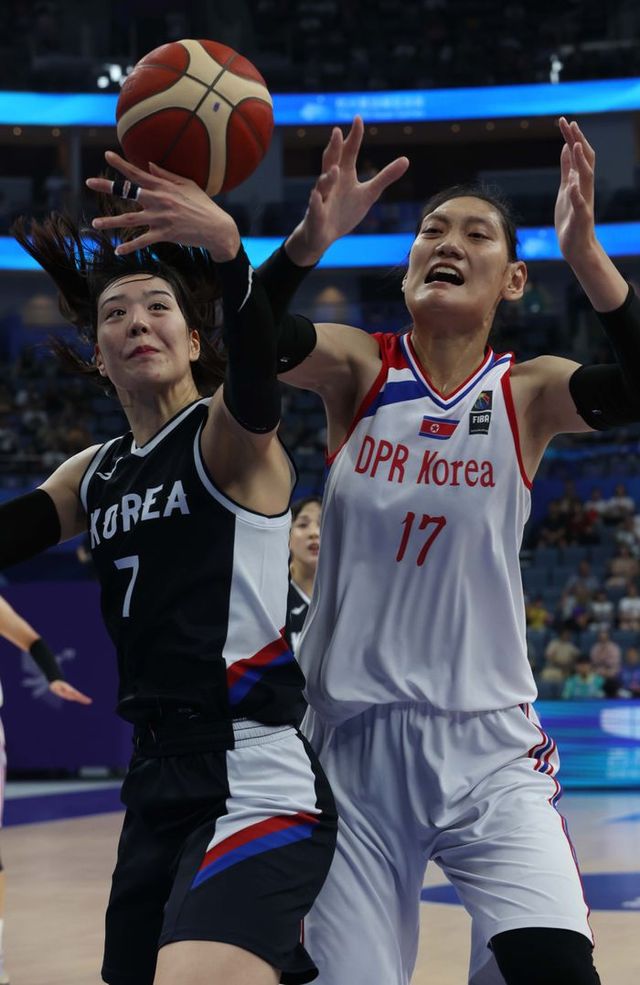 박지수(왼쪽)가 맹활약을 펼친 여자대표팀. ⓒ 뉴시스