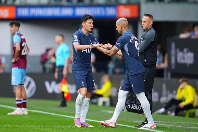 해트트릭을 작성한 뒤 히샬리송과 교체돼 나오는 손흥민. ⓒ AP=뉴시스