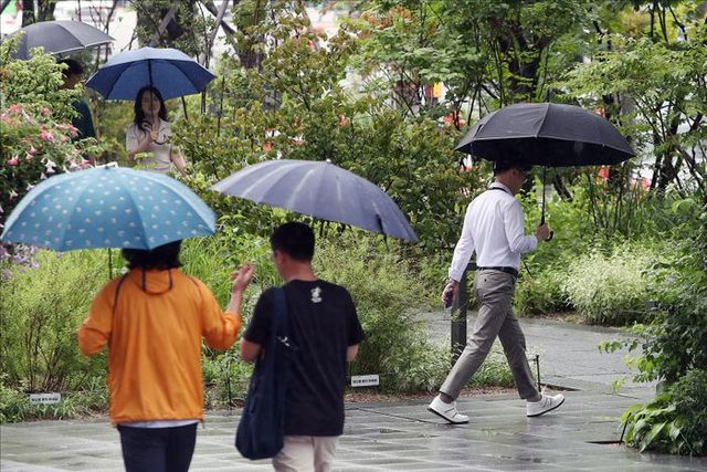 서울 세종대로 광화문광장에서 우산을 쓴 시민들이 발걸음을 재촉하고 있다. ⓒ데일리안 홍금표 기자