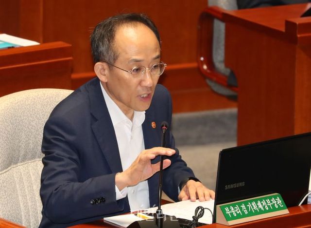 추경호 경제부총리 겸 기획재정부 장관이 지난 1일 오전 서울 여의도 국회에서 열린 예산결산특별위원회 전체회의에서 의원들의 질의에 답변하고 있다. ⓒ뉴시스