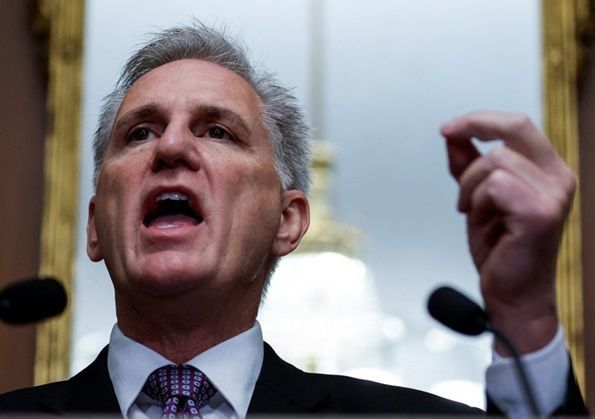 미국 하원에서 공화당 소속 케빈 매카시 하원의장이 주도해 만든 임시예산안이 29일(현지시간) 공화당 강경파와 민주당 반대로 부결됐다. 사진은 이날 임시예산안이 부결된 직후 매카시 의장이 기자들에게 임박한 미 연방정부 셧다운을 경고하고 있다. ⓒ 로이터/연합뉴스