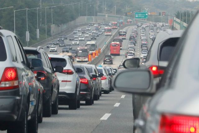 추석 연휴 첫날인 28일 서울 양재IC 인근 경부고속도로 상하행선이 정체를 빚고 있다.ⓒ뉴시스