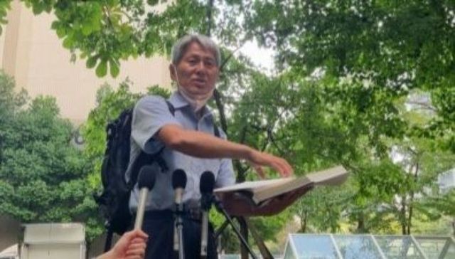 신학림 전 언론노조 위원장이 주거지 인근에서 기자회견을 열고 혐의를 부인하고 있다.ⓒ뉴시스