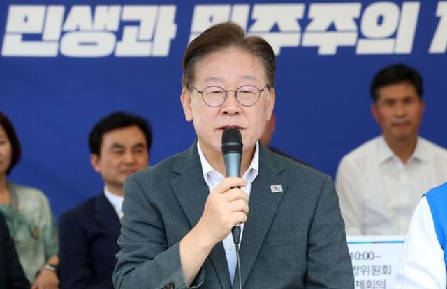 이재명 더불어민주당 대표가 6일 오전 서울 여의도 국회 본청 앞 단식투쟁천막에서 열린 강서구청장 보궐선거 후보자 공천장 수여식에서 인사말을 하고 있다.ⓒ뉴시스