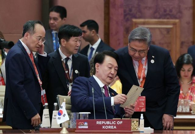 윤석열 대통령이 9일(현지시간) 인도 뉴델리 바라트 만다팜 국제컨벤션센터에서 열린 주요 20개국(G20) 정상회의에 참석해 박진 외교부 장관과 대화하고 있다. 왼쪽은 추경호 부총리 겸 기획재정부 장관.ⓒ 사진공동취재단