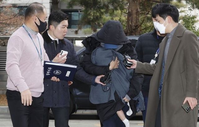 배우 고(故) 이선균(48)씨를 협박·금품을 갈취한 혐의로 사전 구속영장이 청구된 20대 여성 A씨가 지난달 28일 오후 인천 미추홀구 인천지법에서 구속 전 피의자 심문(영장실질심사)에 출석하기 위해 이동하고 있다.ⓒ뉴시스