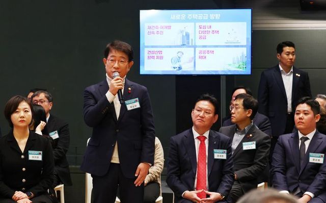 박상우 국토교통부 장관이 10일 “대통령 임기 내 재건축·재개발 사업은 3배(30만가구→95만가구)정도 늘어날 수 있고 올해 도심 내 다양한 소형주택이 지난해 실적보다 2배(6만가구→12만가구) 늘어난 12만가구가 공급될 수 있도록 노력하겠다”고 강조했다.ⓒ뉴시스