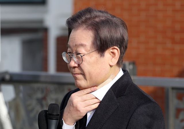 부산 일정 중 흉기 피습을 당한 이재명 더불어민주당 대표가 10일 서울 종로구 서울대병원에서 퇴원해 입장을 말하며 목을 만지고 있다. ⓒ뉴시스