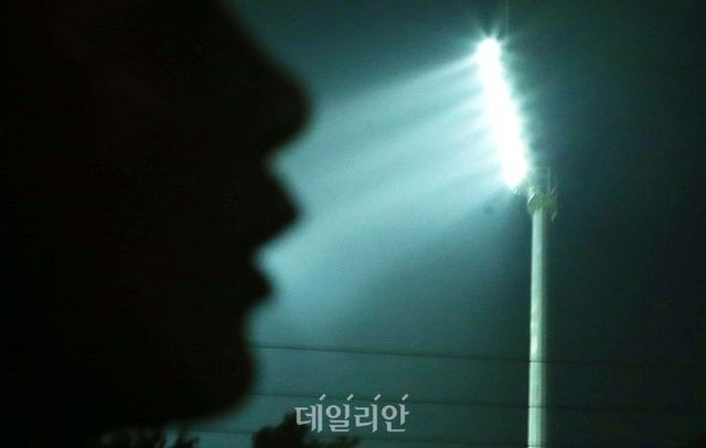 아파트 단지 주변 야구장 인공조명 모습. ⓒ연합뉴스