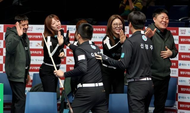 승리에 환호하는 하나카드 선수들. ⓒ PBA