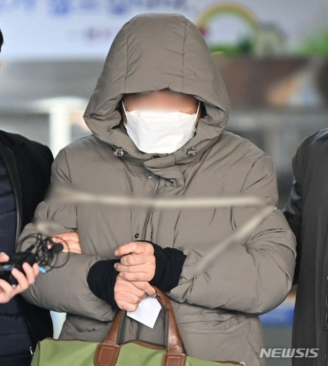 수원 전세사기 의혹 사건 피의자 정모씨가 지난달 8일 경기도 수원남부경찰서에서 검찰로 송치되고 있다.ⓒ뉴시스