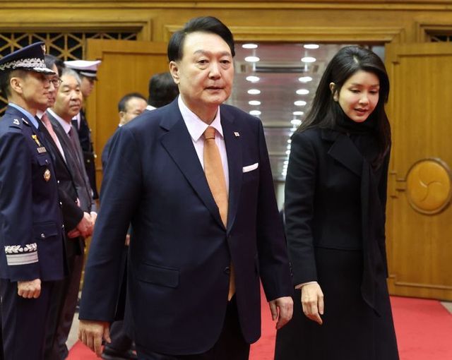 네덜란드 국빈 방문 일정을 마치고 귀국한 윤석열 대통령과 부인 김건희 여사가 작년 12월 15일 성남 서울공항에 도착하고 있다. ⓒ뉴시스