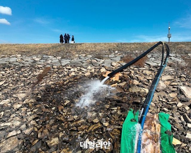 전라남도 완도군 보길면에 가뭄 극복을 위해 설치한 지하수 저류댐에 모인 물을 인근 저수지(보길저수지)로 옮기고 있다. ⓒ데일리안 배군득 기자