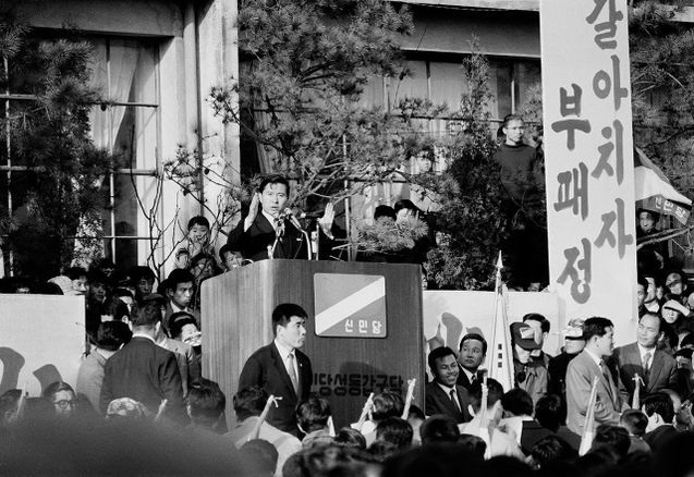 김대중이 연설하면 5만 명, 100만 명이 몰렸다. 귀에 쏙쏙 현안을 짚어줄 뿐 아니라 재미까지 있어 인기가 높았다. ⓒ