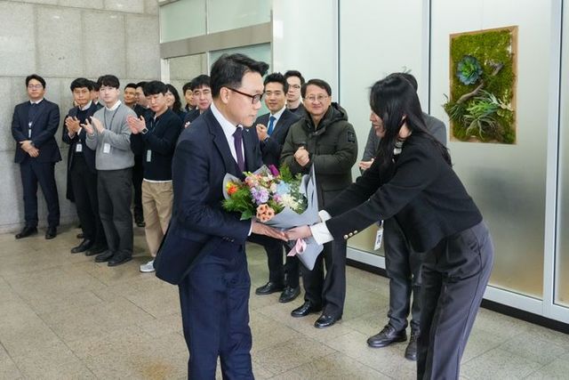김진욱 고위공직자범죄수사처장이 19일 오전 이임식을 마친 뒤 정부과천청사 공수처를 떠나면서 직원들로부터 환송 박수와 함께 꽃다발을 받고 있다.ⓒ고위공직자범죄수사처 제공