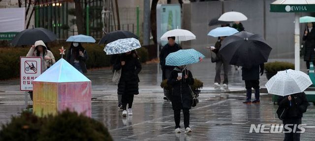거리 위 시민들이 우산을 쓰고 있다.ⓒ뉴시스