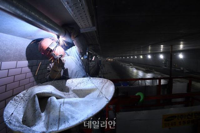 한 터널에서 공사 관계자가 막바지 작업을 하고 있다. 위 사진은 기사 내용과 직접적인 관련이 없는 사진입니다. ⓒ뉴시스