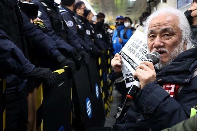 박경석 전국장애인차별철폐연대(전장연) 대표가 2일 오전 서울 종로구 혜화역 승강장에서 열린 출근길 지하철 탑승 시위에서 발언하고 있다.ⓒ연합뉴스