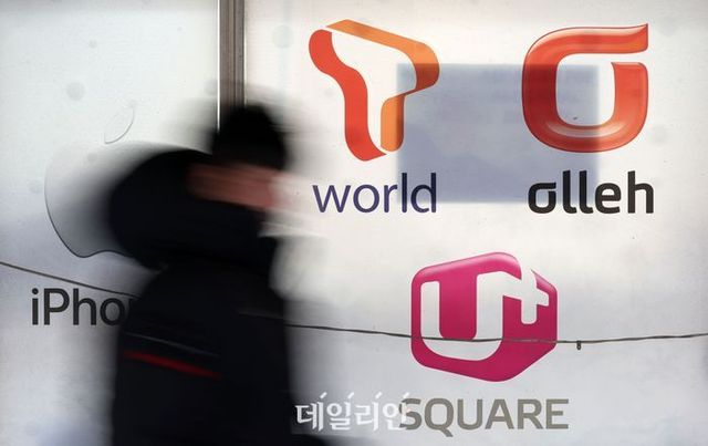 서울 소재 휴대전화 매장에 이동통신 3사 로고가 붙어 있다.ⓒ뉴시스