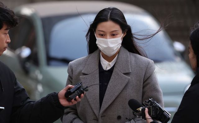 입시 비리 혐의로 불구속 기소된 조국 전 법무부 장관 딸 조민 씨가 지난달 8일 오후 서울 서초구 서울중앙지법에서 열린 첫 재판에 출석하고 있다.ⓒ연합뉴스