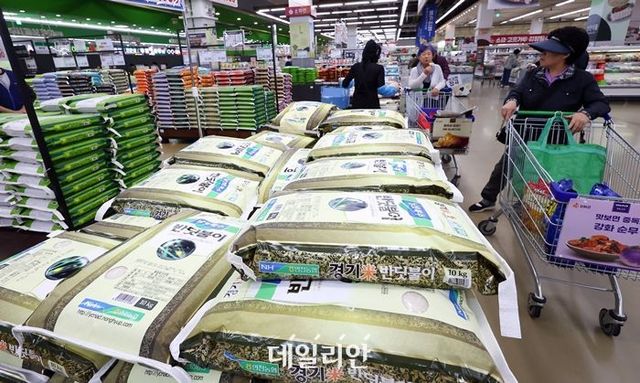 통계청이 발표한 ‘2023년 양곡 소비량 조사 결과’에 따르면 지난해 1인당 연간 쌀 소비량은 56.kg를 기록해 해마다 감소하는 추세다. ⓒ뉴시스