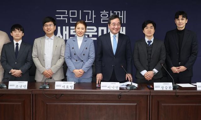 서효영 새로운미래 공동창당준비위원장과 이낙연 인재위원장이 26일 오전 서울 영등포구 새로운미래 당사에서 열린 