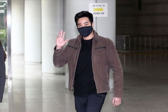 유튜버 이근 전 대한민국 해군 특수전전단(UDT/SEAL) 대위가 지난해 3월 20일 오전 서울 서초구 서울중앙지방법원에서 여권법 위반 및 도주치상 혐의 첫 공판에 출석하고 있다. ⓒ데일리안 홍금표 기자