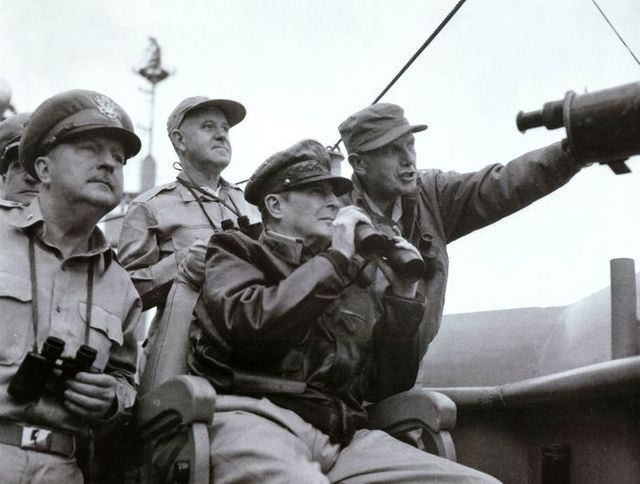 더글러스 맥아더(가운데) 유엔군 최고사령관이 인천상륙작전을 지휘하고 있다(자료사진). ⓒ미국 국립문서보관청/뉴시스