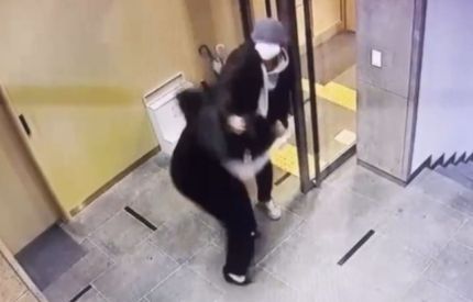 배현진 국민의힘 의원이 괴한에게 둔기로 머리를 가격당해 병원으로 옮겨진 가운데 배현진 의원실이 폭행범이 배 의원을 상대로 공격하는 모습이 담긴 CCTV 영상을 공개했다.ⓒ배현진 의원실