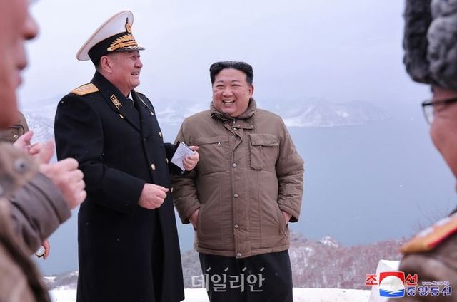 북한 관영매체인 조선중앙통신은 29일 김정은 국무위원장이 잠수함발사전략순항미시일 시험발사를 지도했다고 전했다. ⓒ조선중앙통신