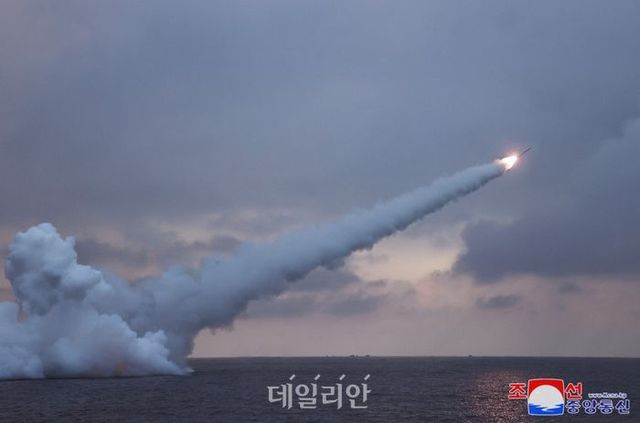 북한 관영매체인 조선중앙통신은 29일 김정은 국무위원장이 잠수함발사전략순항미시일 시험발사를 지도했다고 전했다. ⓒ조선중앙통신