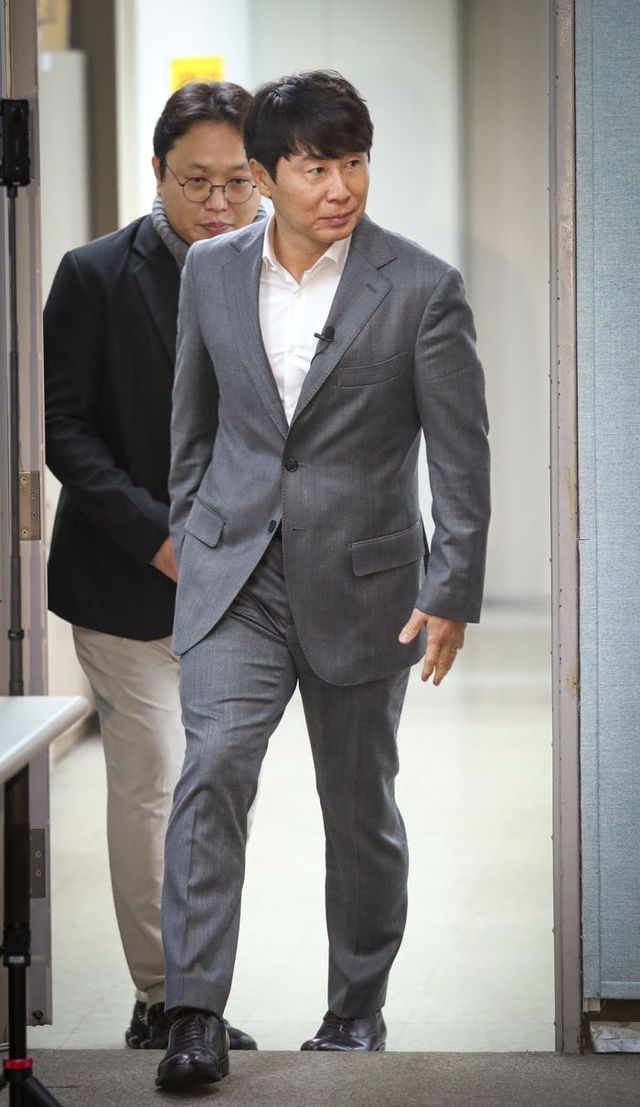 김기동 감독 FC서울 취임 기자회견이 3일 오전 서울 마포구 상암동 월드컵경기장에서 열렸다. 김기동 감독이 기자회견을 위해 발걸음을 옮기고 있다. ⓒ데일리안 방규현 기자