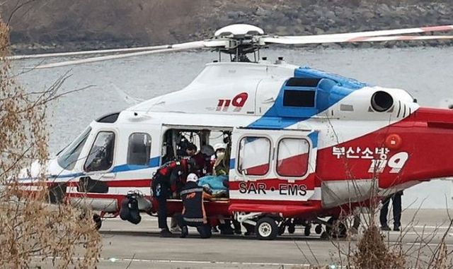 부산에서 흉기 피습을 당한 이재명 더불어민주당 대표가 2일 헬기를 통해 서울 동작구 노들섬에 도착, 서울대병원으로 이송되고 있다. 2024.01.02. ⓒ뉴시스