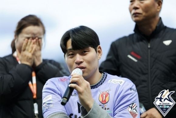 은퇴식에서 팬들에게 인사하는 제주 유연수 선수. ⓒ한국프로축구연맹 제공