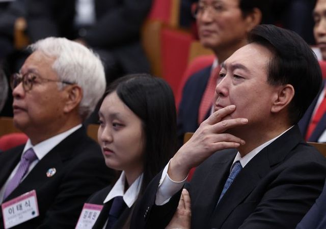 윤석열 대통령이 5일 서울 성북구 한국과학기술연구원(KIST)에서 열린 2024년 과학기술인·정보방송통신인 신년인사회에서 축하영상을 시청하고 있다. ⓒ뉴시스