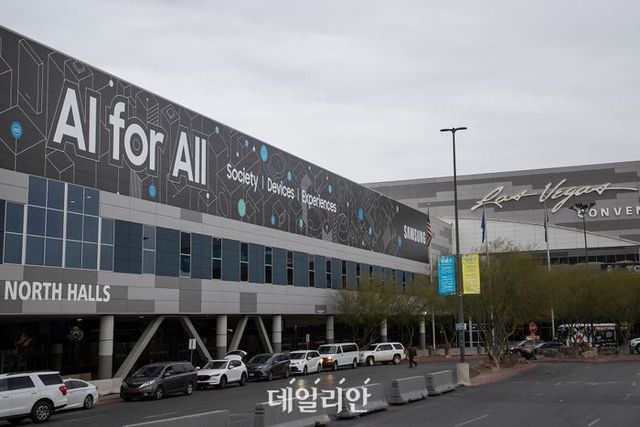 세계 최대 전자 전시회 CES 2024가 열리는 미국 라스베이거스 컨벤션센터의 외경, 삼성전자 옥외광고 전경.ⓒ삼성전자