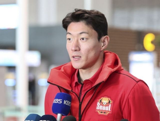 지난해 2월 황의조 선수가 인천국제공항 제2여객터미널 출국장 앞에서 기자 질문에 답하고 있다.ⓒ뉴시스