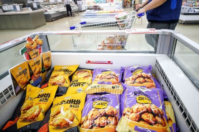 서울시내 대형마트에 냉동치킨이 진열되어 있다. ⓒ뉴시스