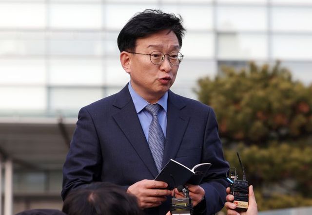 권칠승 더불어민주당 수석대변인이 지난달 서울 종로구 서울대병원에서 이재명 더불어민주당 대표의 피습 관련 치료 경과 상태에 브리핑을 하고 있다. ⓒ 뉴시스