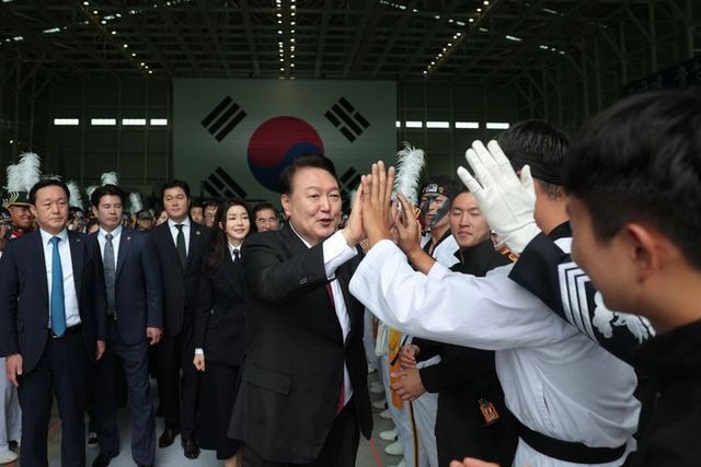 윤석열 대통령이 지난해 9월 경기도 성남 서울공항에서 열린 건군 제75주년 국군의날 기념식을 마친 뒤 격납고에서 치러진 장병 격려 행사 후 경축연장으로 이동하며 장병들과 인사하고 있다. ⓒ 뉴시스