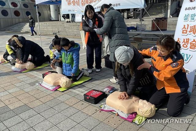 8일 광주 송정역 광장에서 설 귀성객과 시민들이 심폐소생술 실습 체험에 참여하고 있다.ⓒ연합뉴스