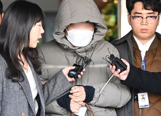 수원 전세사기 의혹 사건 피의자 정모씨가 8일 경기도 수원남부경찰서에서 검찰로 송치되고 있다.ⓒ뉴시스