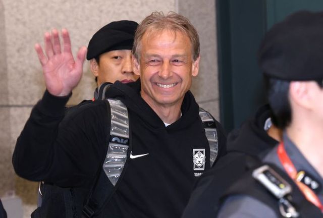 2023 AFC 카타르 아시안컵을 마친 대한민국 축구대표팀 위르겐 클린스만 감독이 8일 오후 인천국제공항 제1여객터미널을 통해 입국해 팬들에게 인사하고 있다. ⓒ데일리안 방규현 기자