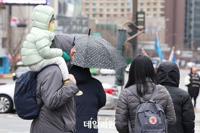 인구 감소 문제가 심각해지자 정부는 이민정책을 대안 카드로 꺼냈다. 지난 2일 여당인 국민의힘은 법무부 외청으로 ‘출입국·이민관리청(이민청)’을 설립하는 내용의 정부조직법 개정안을 발의했다. 하지만 앞서 이민정책을 추진했던 해외 국가들의 상황을 검토, 신중한 정책을 펼쳐야 한다는 주장도 제기되고 있다. ⓒ연합